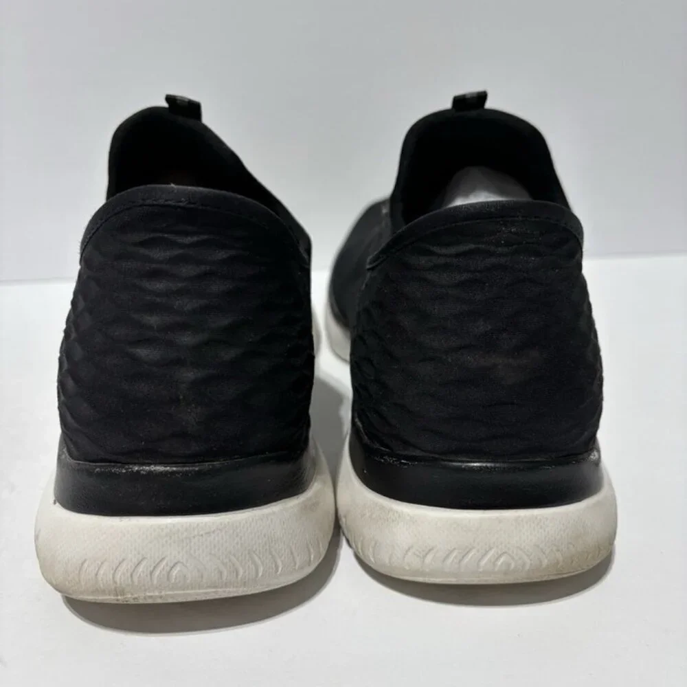Skechers men’s hands